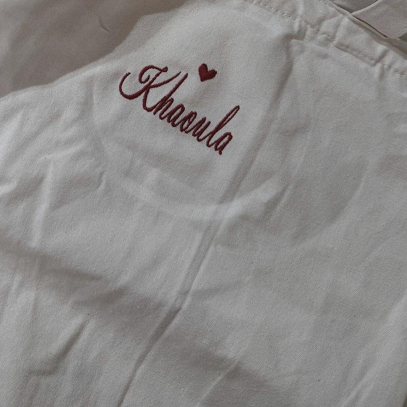 Tote bag en coton écru brodé du prénom Khaoula avec un cœur en fil bordeaux