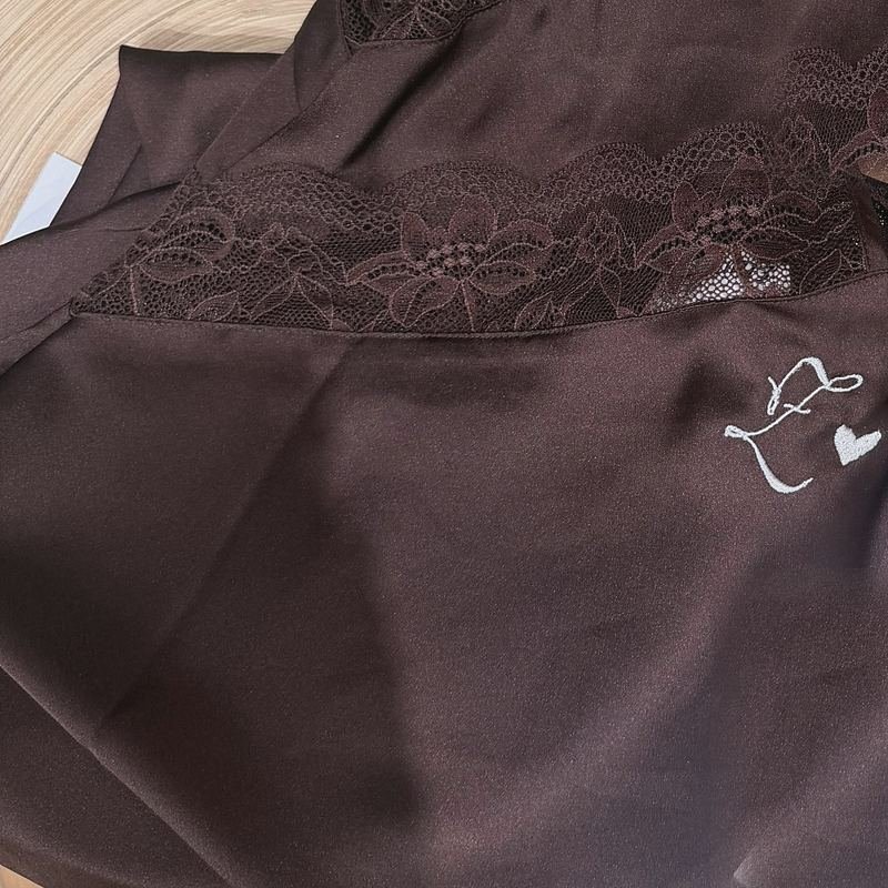 Initiale et petit cœur brodés en fil crème sur une nuisette en satin brun