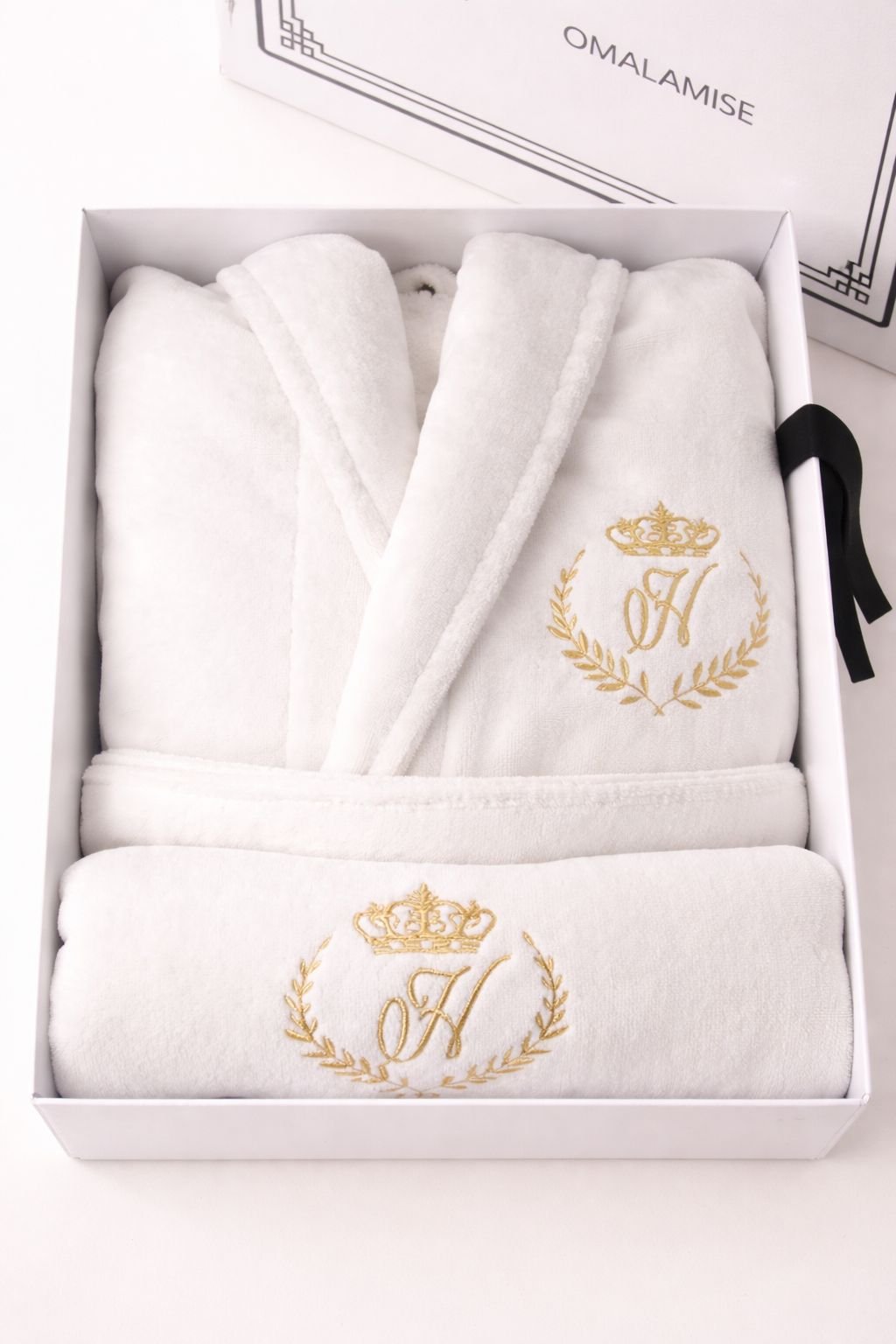 Coffret cadeau OMALAMISE avec peignoir et serviette brodés