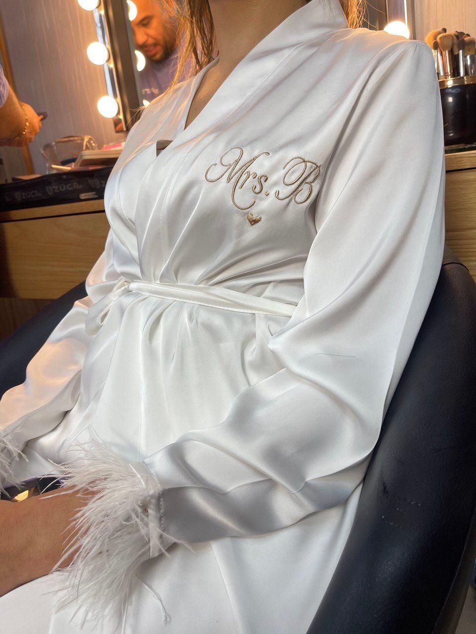 Kimono de satin blanc brodé Mrs pour la mariée