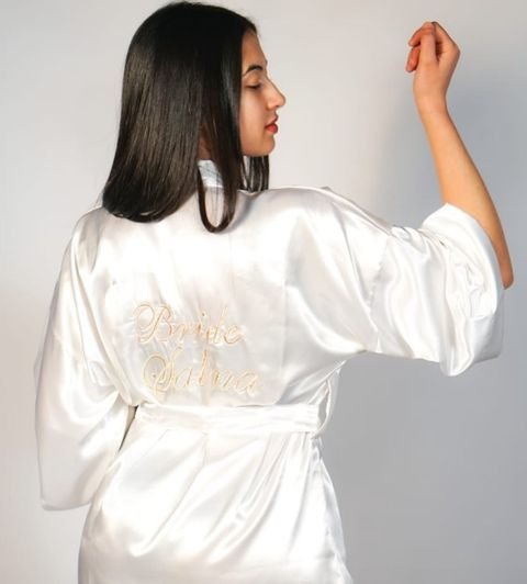 Kimono de satin blanc brodé pour la mariée