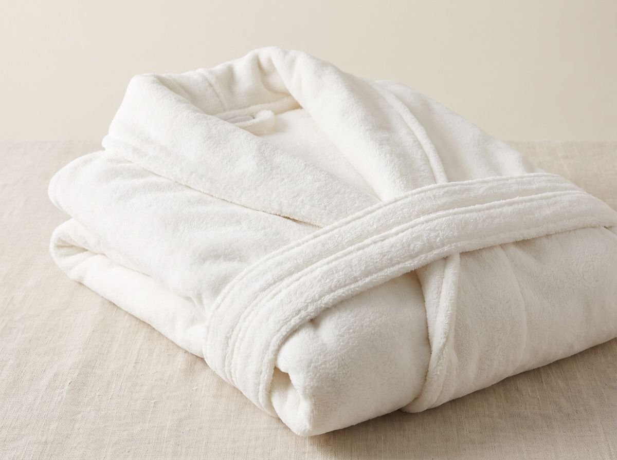Peignoir d'hôtel en éponge velours blanc plié