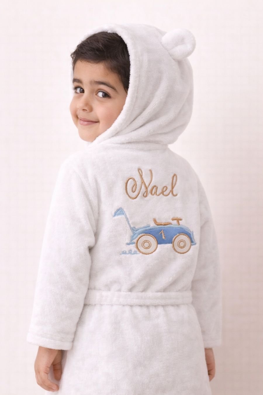 Enfant en peignoir à capuche brodé à son prénom
